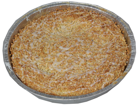 runder Mandelkuchen mit gehakten Mandeln und Deko aus Zuckerguss