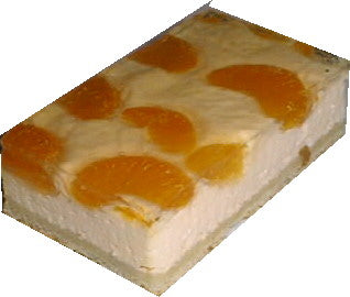 Stück Quarkkuchen mit Mandarinenspalten